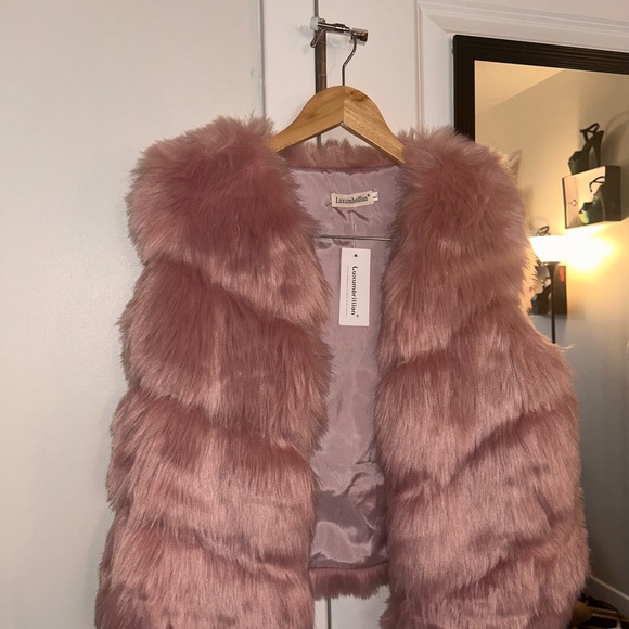 Faux fur vest ❤️ - Picture 2 of 2